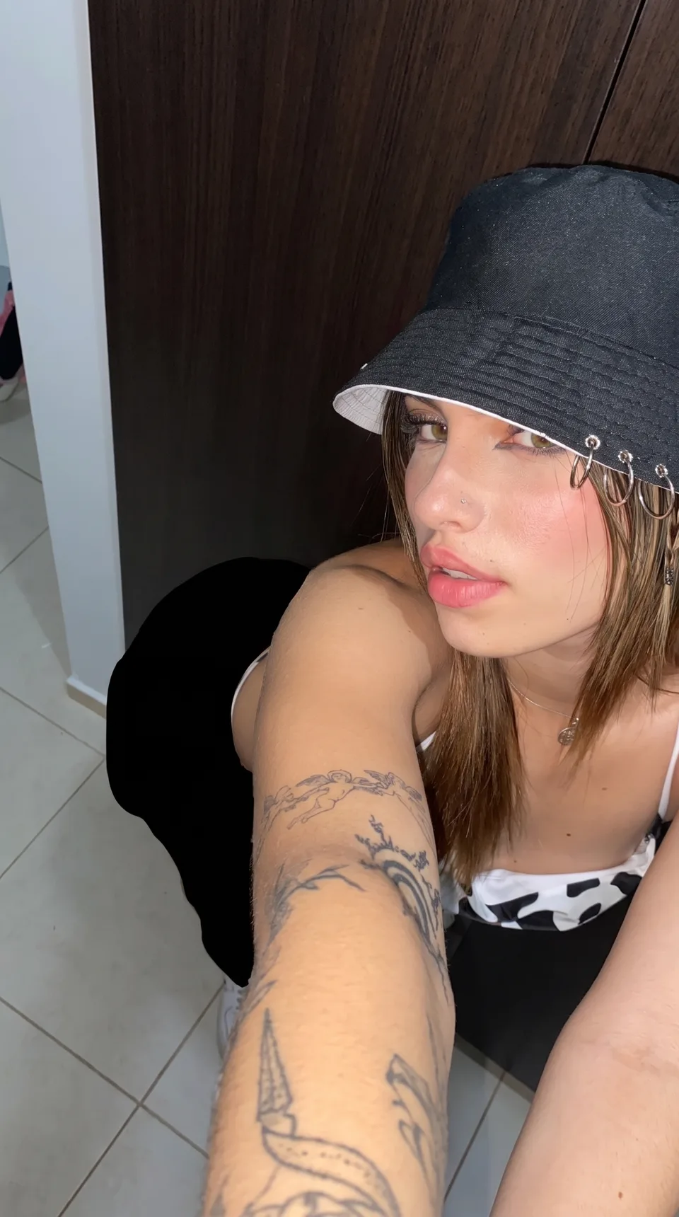 Catarine Almeida usando um chapéu preto